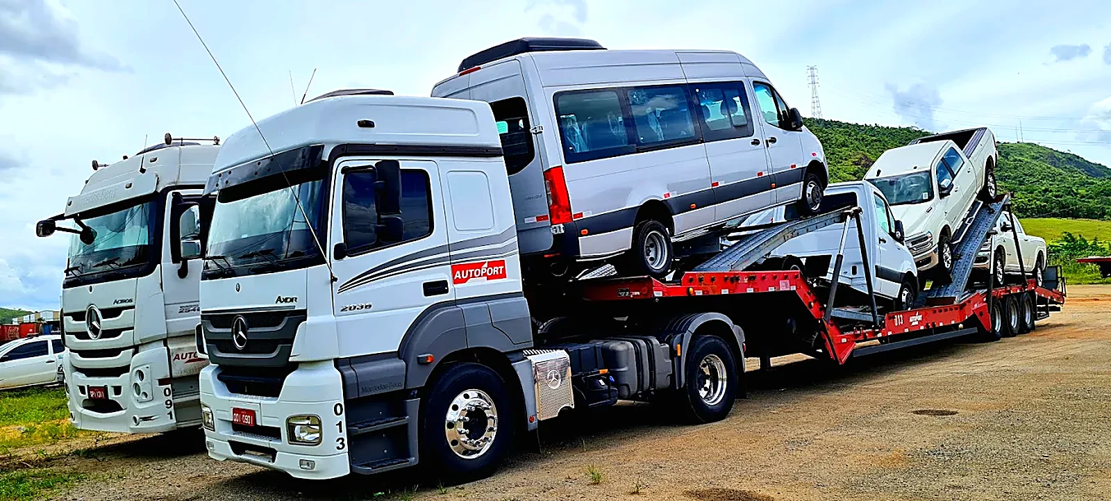 Caminhão-cegonha transportando veículos